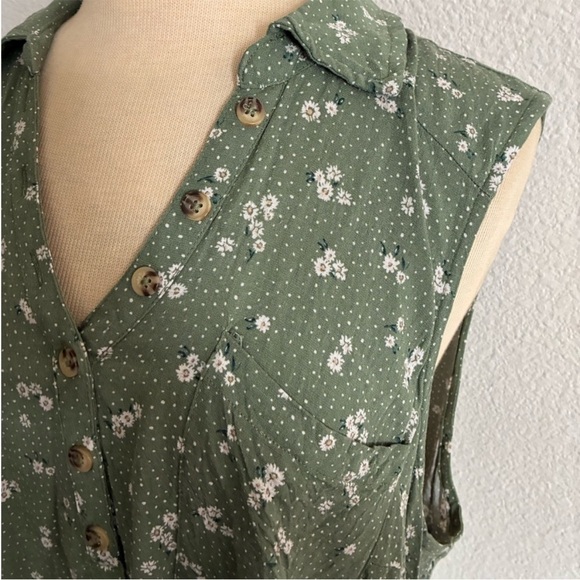 ❤️$15 WAS $25 Torrid green floral blouse - Picture 2 of 6